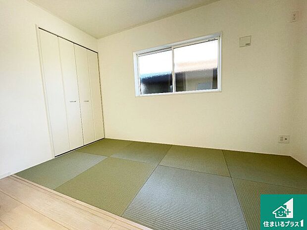 【和室】一室あると便利な和室は客間としてだけでなく、小さなお子様のプレイルームや食後のくつろぎスペースとしてもご利用いただけます。収納もついていますので大活躍間違いなし！