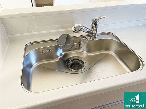 【キッチンシンク】蛇口の先端に浄水器を内蔵しています!原水と浄水、お湯と冷水、シャワーの切替えがワンタッチなので用途によって使い分けられます。