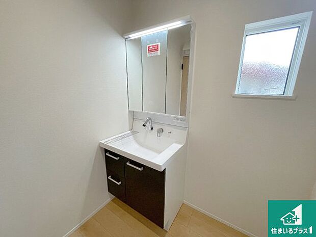 【独立洗面台】清潔感のある洗面台です。フラットな鏡は掃除がしやすく毎日清潔!鏡裏には収納があるのでスッキリとした洗面台が保てます。