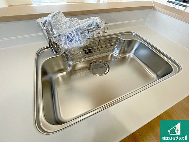 【キッチンシンク】蛇口の先端に浄水器を内蔵しています!原水と浄水、お湯と冷水、シャワーの切替えがワンタッチなので用途によって使い分けられます。