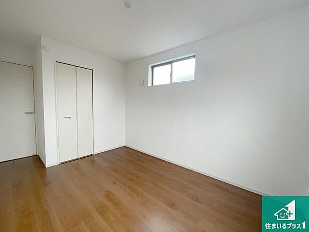 【洋室】シンプルな洋室は、自分好みのインテリアが楽しめます♪ご家族とインテリアや家具を選びに行くのは新築購入時の醍醐味の一つです。ぜひお楽しみください♪