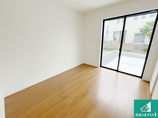 【洋室】シンプルな洋室は、自分好みのインテリアが楽しめます♪ご家族とインテリアや家具を選びに行くのは新築購入時の醍醐味の一つです。ぜひお楽しみください♪