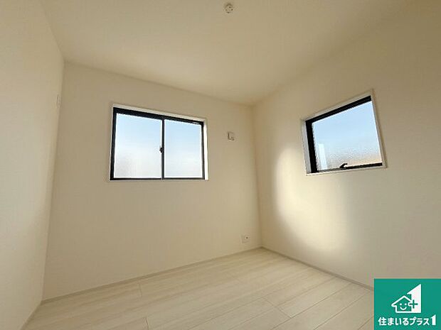 【洋室】シンプルな洋室は、自分好みのインテリアが楽しめます♪ご家族とインテリアや家具を選びに行くのは新築購入時の醍醐味の一つです。ぜひお楽しみください♪