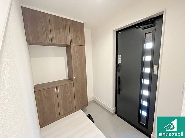 【玄関】シューズボックスにはたくさんの靴が収納できるので玄関周りはいつもスッキリ！ご家族が増えても安心！