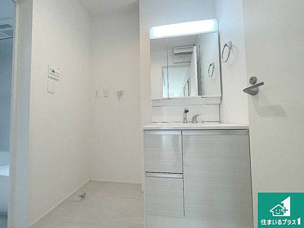 【独立洗面台】清潔感のある洗面台です。フラットな鏡は掃除がしやすく毎日清潔！鏡裏には収納があるのでスッキリとした洗面台が保てます。