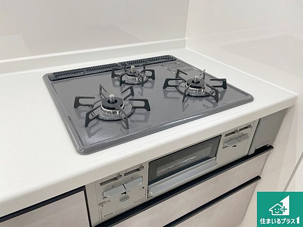 【コンロ】ダブル高火力Ｓｉセンサー付きコンロ！３口あるので、まとめて料理をする時も大活躍！