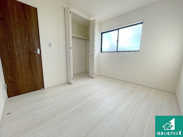 【洋室】シンプルな洋室は、自分好みのインテリアが楽しめます♪ご家族とインテリアや家具を選びに行くのは新築購入時の醍醐味の一つです。ぜひお楽しみください♪