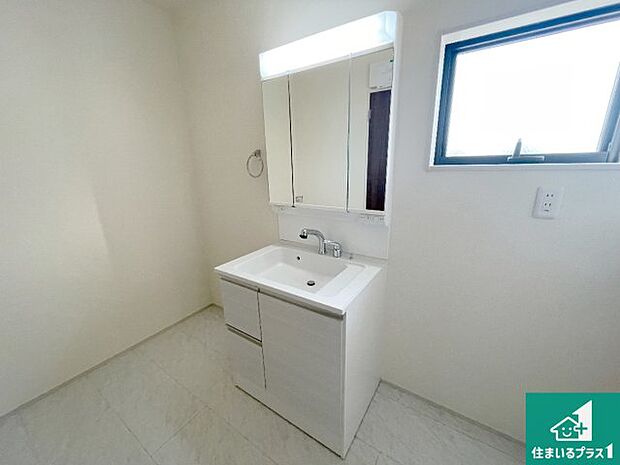 【独立洗面台】清潔感のある洗面台です。フラットな鏡は掃除がしやすく毎日清潔!鏡裏には収納があるのでスッキリとした洗面台が保てます。