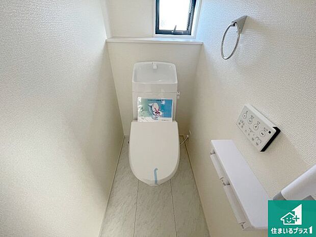 【トイレ】1・2階の2ヶ所にあるので、朝の忙しい時間の順番待ちもなく、深夜の利用にも大変便利です。