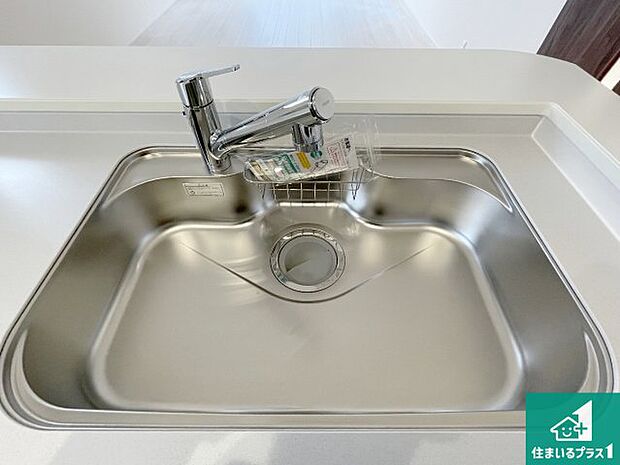 【キッチンシンク】蛇口の先端に浄水器を内蔵しています!原水と浄水、お湯と冷水、シャワーの切替えがワンタッチなので用途によって使い分けられます。