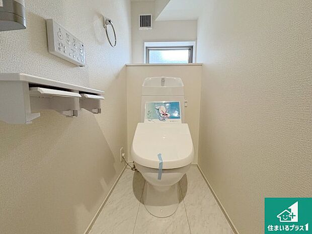 【トイレ】1・2階の2ヶ所にあるので、朝の忙しい時間の順番待ちもなく、深夜の利用にも大変便利です。