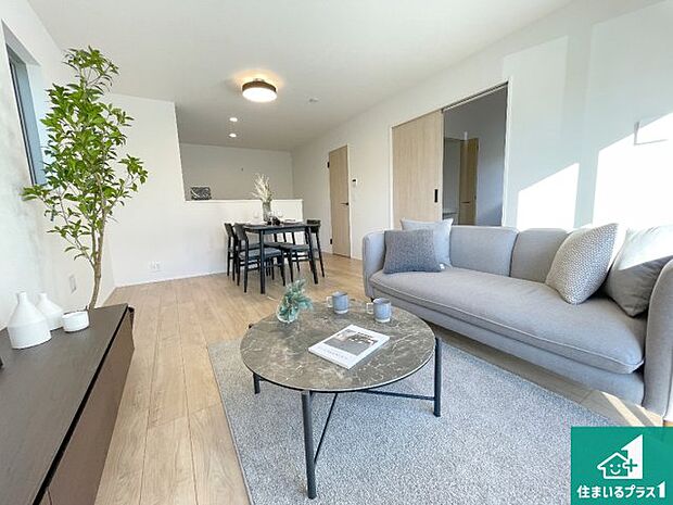 【居間・リビング】日当たり良好の明るいリビングで朝の目覚めもスッキリできそう!対面キッチンでご家族のコミュニケーションも自然と増える設計!小さなお子様が遊ぶスペースを作っても広々とくつろげるLDK!