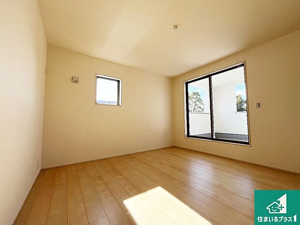 【洋室】寝室は心地よい眠りについてもらいたくて、シンプルかつ開放的な空間な設計にしています!大きな窓から差し込む日が心地いいです♪