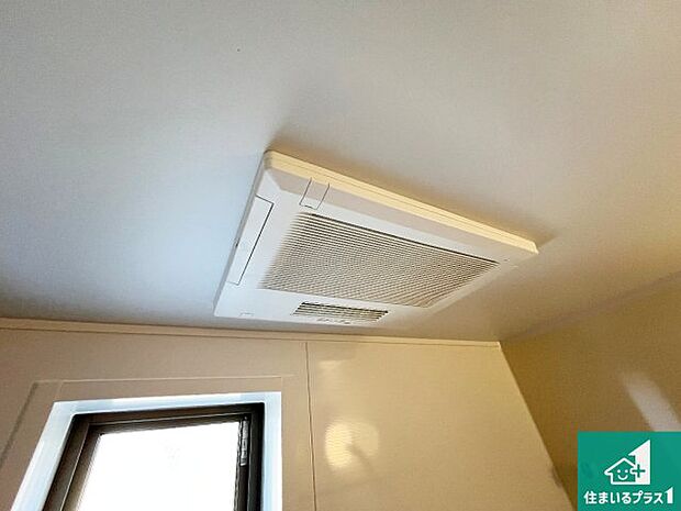 【浴室暖房乾燥機】四季を通して快適なバスライフをお手伝いする浴室暖房乾燥機!浴室の乾燥・暖房・涼風・換気はもちろん、24時間換気にも対応!