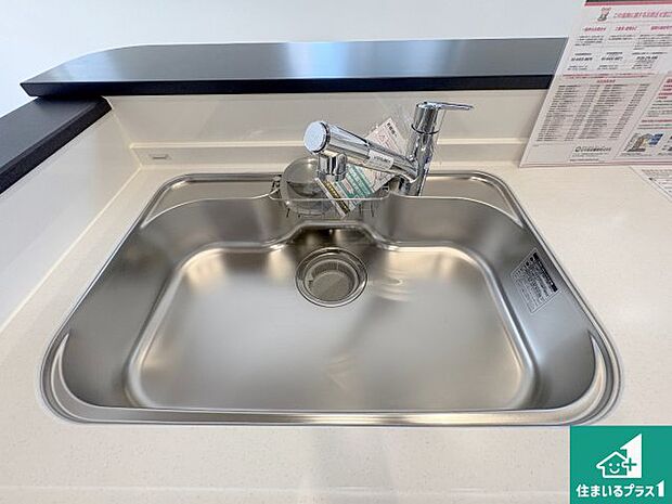【キッチンシンク】蛇口の先端に浄水器を内蔵しています！原水と浄水、お湯と冷水、シャワーの切替えがワンタッチなので用途によって使い分けられます。