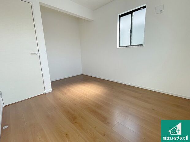 【洋室】シンプルな洋室は、自分好みのインテリアが楽しめます♪ご家族とインテリアや家具を選びに行くのは新築購入時の醍醐味の一つです。ぜひお楽しみください♪