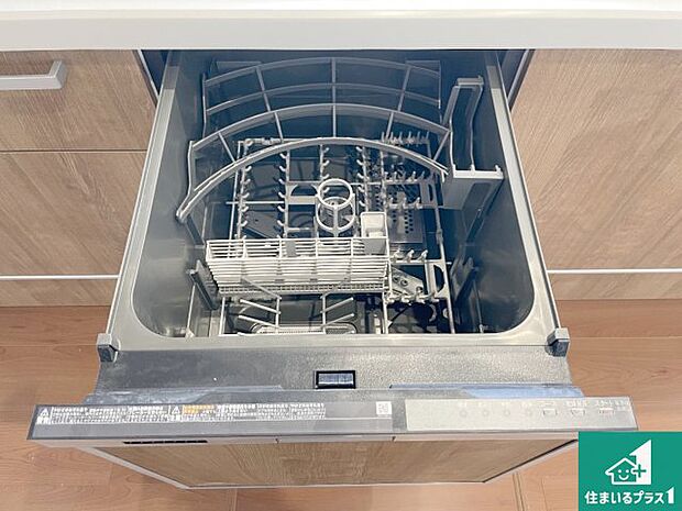 【食器洗浄乾燥機】食事後の一仕事、食器洗いをボタン一つでお任せできちゃいます!場所を取らないビルトイン式なので、お料理スペースもしっかり確保!