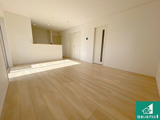 【居間・リビング】日当たり良好の明るいリビングで朝の目覚めもスッキリできそう！対面キッチンでご家族のコミュニケーションも自然と増える設計！小さなお子様が遊ぶスペースを作っても広々とくつろげるLDK！