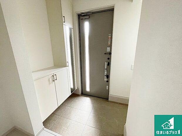 【玄関】シューズボックスにはたくさんの靴が収納できるので玄関周りはいつもスッキリ！ご家族が増えても安心！