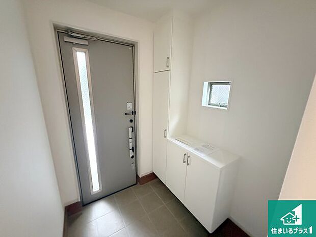 【玄関】シューズボックスにはたくさんの靴が収納できるので玄関周りはいつもスッキリ！ご家族が増えても安心！