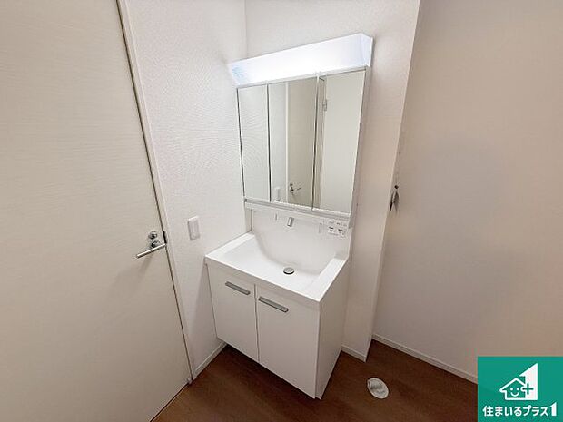 【独立洗面台】清潔感のある洗面台です。フラットな鏡は掃除がしやすく毎日清潔！鏡裏には収納があるのでスッキリとした洗面台が保てます。