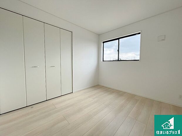 【洋室】収納スペースが充実しているので子供の成長に合わせてたくさん収納ができます！家族構成に合わせた様々な活用ができる収納！