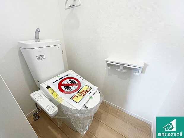 【トイレ】1・2階の2ヶ所にあるので、朝の忙しい時間の順番待ちもなく、深夜の利用にも大変便利です。