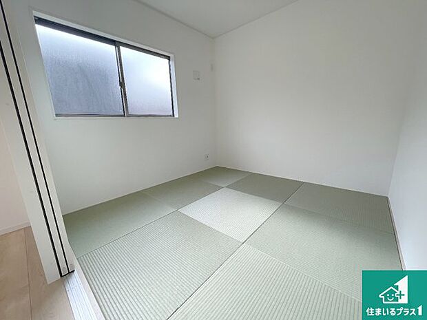 【和室】一室あると便利な和室は客間としてだけでなく、小さなお子様のプレイルームや食後のくつろぎスペースとしてもご利用いただけます。収納もついていますので大活躍間違いなし！