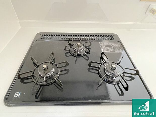 【コンロ】ダブル高火力Ｓｉセンサー付きコンロ！３口あるので、まとめて料理をする時も大活躍！