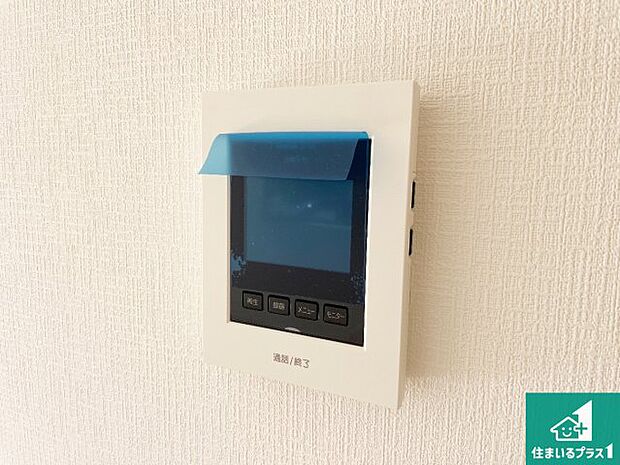 【カラーモニターインターホン】声だけでなく来訪者の姿や顔がモニターで確認できるので、小さなお子様がいらっしゃるご家庭でも安心できます！