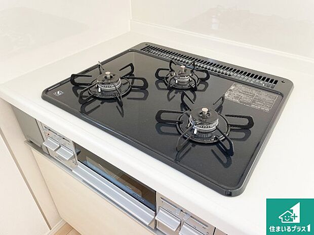 【コンロ】ダブル高火力Ｓｉセンサー付きコンロ！３口あるので、まとめて料理をする時も大活躍！