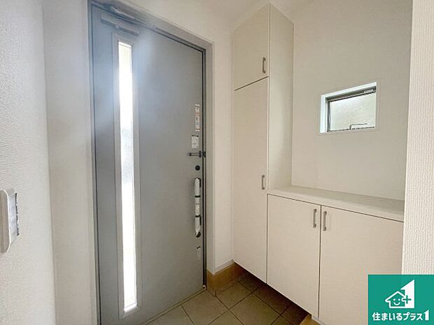 【玄関】シューズボックスにはたくさんの靴が収納できるので玄関周りはいつもスッキリ!ご家族が増えても安心!