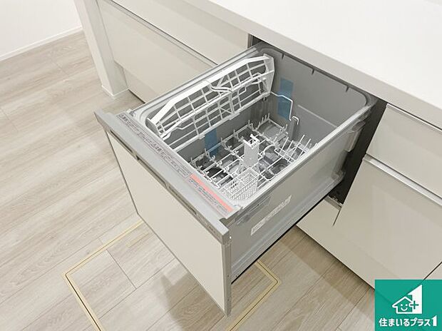 【食洗器】食事後の一仕事、食器洗いをボタン一つでお任せできちゃいます！場所を取らないビルトイン式なので、お料理スペースもしっかり確保！
