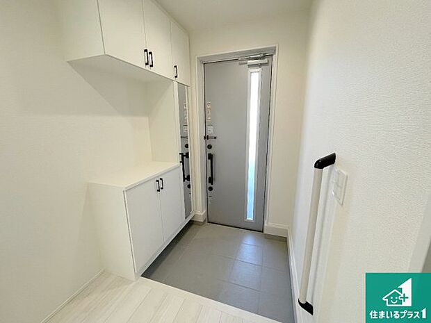 【玄関】シューズボックスにはたくさんの靴が収納できるので玄関周りはいつもスッキリ!ご家族が増えても安心!