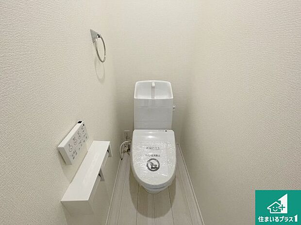 【トイレ】1・2階の2ヶ所にあるので、朝の忙しい時間の順番待ちもなく、深夜の利用にも大変便利です。