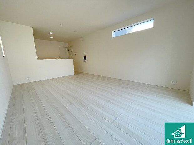 【居間・リビング】日当たり良好の明るいリビングで朝の目覚めもスッキリできそう!対面キッチンでご家族のコミュニケーションも自然と増える設計!小さなお子様が遊ぶスペースを作っても広々とくつろげるLDK!