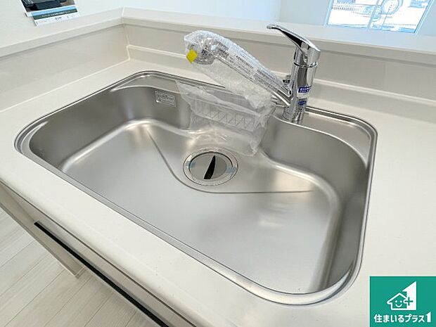 【キッチンシンク】蛇口の先端に浄水器を内蔵しています!原水と浄水、お湯と冷水、シャワーの切替えがワンタッチなので用途によって使い分けられます。