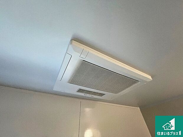 【浴室暖房乾燥機】四季を通して快適なバスライフをお手伝いする浴室暖房乾燥機！浴室の乾燥・暖房・涼風・換気はもちろん、２４時間換気にも対応！ 