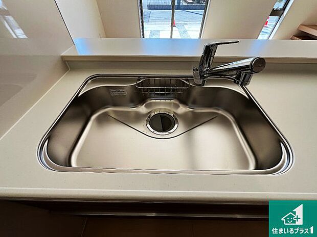 【キッチンシンク】蛇口の先端に浄水器を内蔵しています！原水と浄水、お湯と冷水、シャワーの切替えがワンタッチなので用途によって使い分けられます。