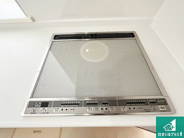 【コンロ】火を使わないので、安心なＩＨコンロ！でこぼこが無い構造なので、掃除もしやすく清潔に保てます！