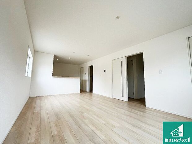 【居間・リビング】日当たり良好の明るいリビングで朝の目覚めもスッキリできそう!対面キッチンでご家族のコミュニケーションも自然と増える設計!小さなお子様が遊ぶスペースを作っても広々とくつろげるLDK!