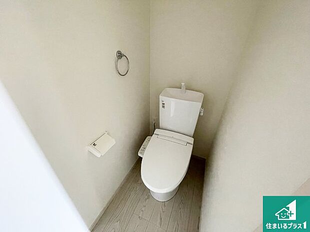 【独立洗面台】清潔感のある洗面台です。フラットな鏡は掃除がしやすく毎日清潔！ホースは引き出して使えるので洗顔やお掃除の際に便利です！