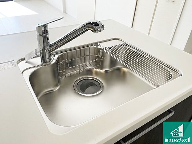 【キッチンシンク】蛇口の先端に浄水器を内蔵しています！原水と浄水、お湯と冷水、シャワーの切替えがワンタッチなので用途によって使い分けられます。