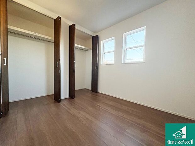 【洋室】収納スペースが充実しているので子供の成長に合わせてたくさん収納ができます！家族構成に合わせた様々な活用ができる収納！