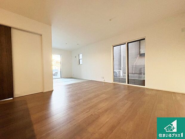 【居間・リビング】シンプルなリビングは、観葉植物等のインテリアを楽しめますね！パパ好みにも、ママ好みにも家具次第で雰囲気を変えることができます！