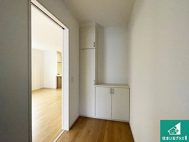 【玄関】シューズボックスにはたくさんの靴が収納できるので玄関周りはいつもスッキリ！ご家族が増えても安心！