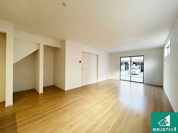 【居間・リビング】日当たり良好の明るいリビングで朝の目覚めもスッキリできそう！対面キッチンでご家族のコミュニケーションも自然と増える設計！小さなお子様が遊ぶスペースを作っても広々とくつろげるLDK！