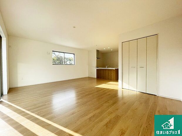 【居間・リビング】日当たり良好の明るいリビングで朝の目覚めもスッキリできそう！対面キッチンでご家族のコミュニケーションも自然と増える設計！小さなお子様が遊ぶスペースを作っても広々とくつろげるLDK！