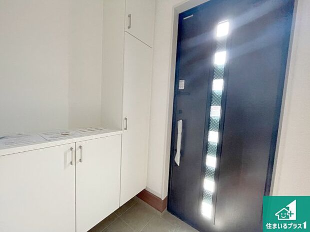 【玄関】シューズボックスにはたくさんの靴が収納できるので玄関周りはいつもスッキリ!ご家族が増えても安心!