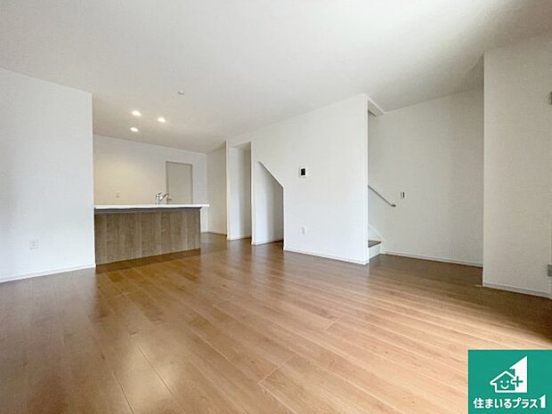 【居間・リビング】日当たり良好の明るいリビングで朝の目覚めもスッキリできそう!対面キッチンでご家族のコミュニケーションも自然と増える設計!小さなお子様が遊ぶスペースを作っても広々とくつろげるLDK!